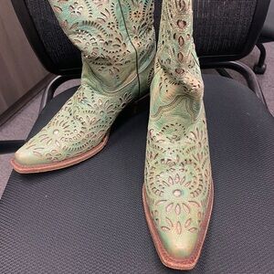 Selling A Gorgeous Pair Of Women’s Corral Boors. Size 10